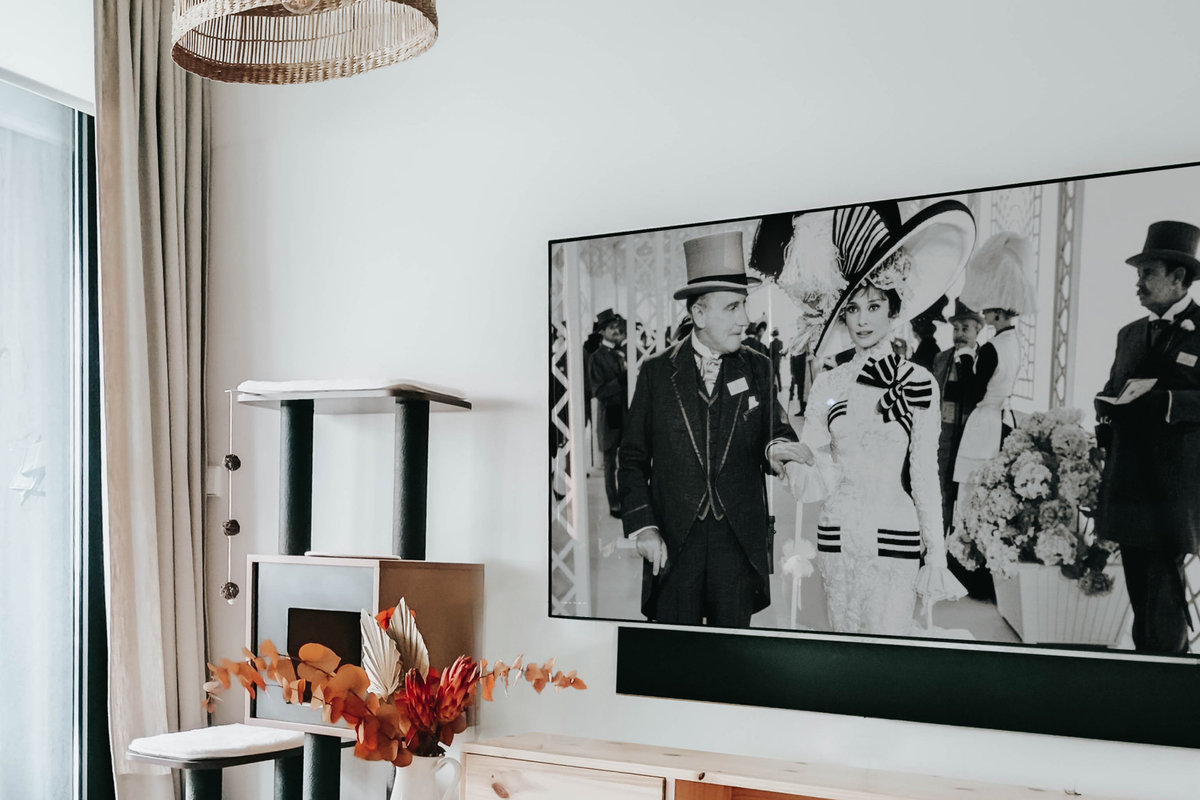 Salón moderno tras reforma integral en Gijón