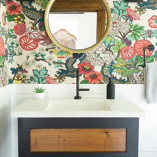 Idee per una piccola stanza da bagno moderna con vasca con piedi a zampa di leone, pavimento con piastrelle in ceramica, lavabo integrato, top in cemento e pavimento nero