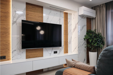 На фото: гостиная комната в белых тонах с отделкой деревом в современном стиле с полом из винила, телевизором на стене и зоной отдыха с