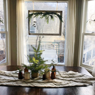 Kleine Landhaus Wohnküche ohne Kamin mit beiger Wandfarbe, Laminat und braunem Boden in Sonstige