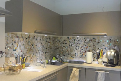 Cette image montre une cuisine minimaliste avec une crédence en mosaïque.