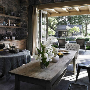 Einzeilige, Mittelgroße Mediterrane Hausbar mit Bartresen, Unterbauwaschbecken, verzierten Schränken, Schränken im Used-Look, Granit-Arbeitsplatte und Keramikboden in Vancouver