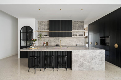 Inspiration för ett stort funkis grå grått kök, med en dubbel diskho, svarta skåp, marmorbänkskiva, grått stänkskydd, stänkskydd i marmor, svarta vitvaror, betonggolv, en köksö och grått golv