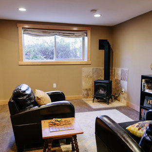シアトルのラスティックスタイルのおしゃれな地下室 (半地下 (窓あり) 、ベージュの壁、カーペット敷き、薪ストーブ、タイルの暖炉まわり) の写真