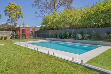 Пример оригинального дизайна: большой бассейн в стиле модернизм