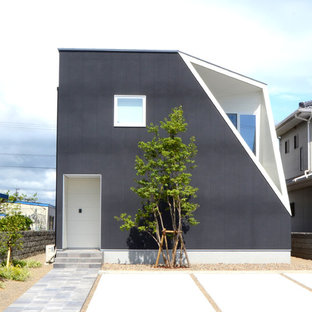 コンテンポラリースタイルのおしゃれな家の外観 (グレーの外壁、戸建) の写真