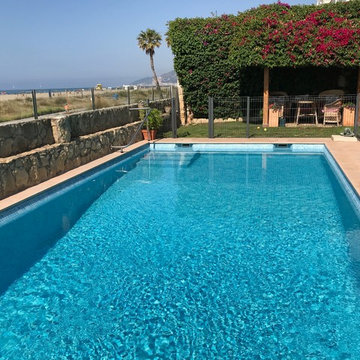 Una piscina frente al mar