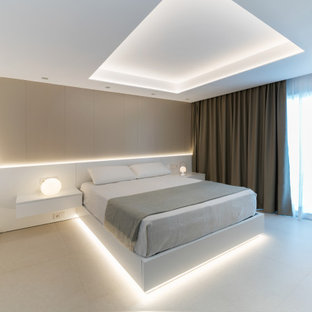 Imagen de dormitorio principal, moderno, grande, con suelo de baldosas de porcelana y suelo beige