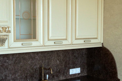На фото: отдельная, прямая кухня среднего размера в классическом стиле с одинарной мойкой, бежевыми фасадами, коричневым фартуком и белой техникой без острова