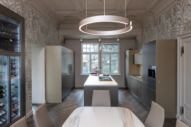 Geräumige Moderne Küche mit Kücheninsel in Dresden