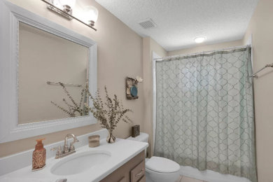 Example of a cottage chic bathroom design in Jacksonville