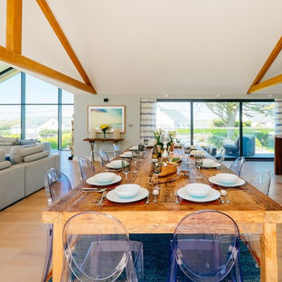 На фото: гостиная-столовая в морском стиле с зелеными стенами и светлым паркетным полом с