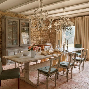 Offenes, Großes Rustikales Esszimmer mit Terrakottaboden und rotem Boden in Barcelona