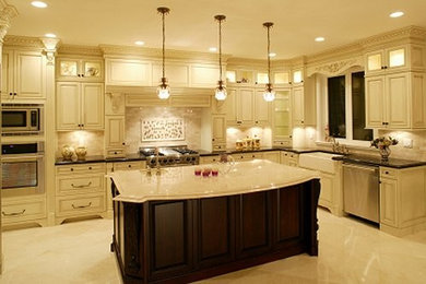 Example of a classic kitchen design in Charlotte