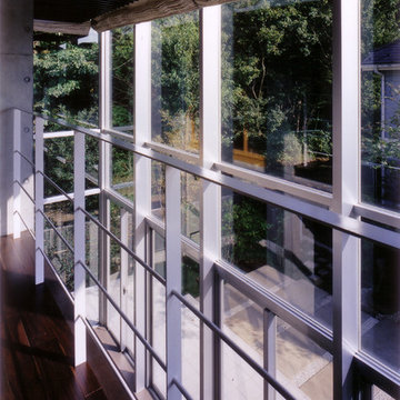 コンクリート打放し＋漆喰の大型２世帯住宅