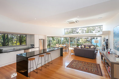 This is an example of a contemporary living room in Geelong.
