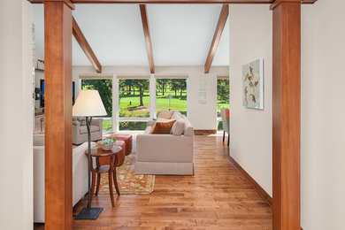 Example of a transitional entryway design in Seattle