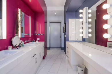 グランドラピッズにあるお手頃価格の広いコンテンポラリースタイルのおしゃれな浴室の写真