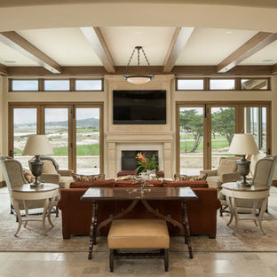 Großes, Offenes Mediterranes Wohnzimmer mit beiger Wandfarbe, Keramikboden, Kamin, Kaminsims aus Beton, Wand-TV und beigem Boden in San Francisco