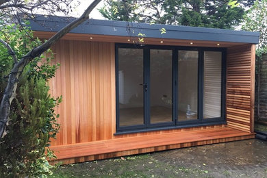 Exemple d'un abri de jardin séparé tendance de taille moyenne avec un bureau, studio ou atelier.