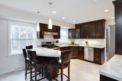 Kitchen - contemporary kitchen idea in Milwaukee