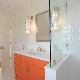 Beige Bäder mit orangefarbenen Schränken Ideen, Design & Bilder - Juli