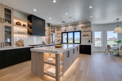 Example of a kitchen design in Las Vegas