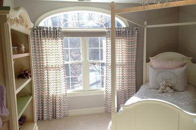 Immagine di una cameretta per bambini da 4 a 10 anni classica di medie dimensioni con pareti grigie e moquette