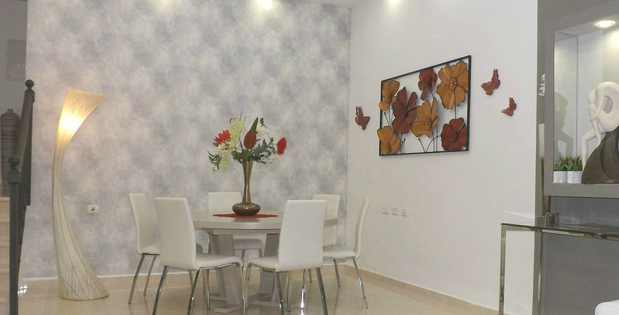Styling of modern dining room