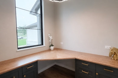Example of a minimalist home office design in Austin