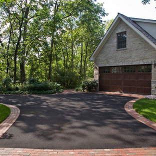 Mittelgroßes, Schattiges Stilmix Garten im Innenhof im Frühling mit Auffahrt und Pflasterklinker in Chicago