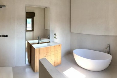 Ispirazione per una stanza da bagno moderna di medie dimensioni