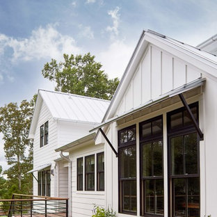 リッチモンドの大きいカントリー風おしゃれな裏庭のデッキ (日よけなし) の写真