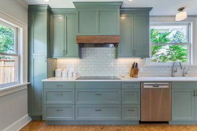 Example of a classic kitchen design in Portland