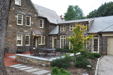 Example of a classic patio design in Philadelphia