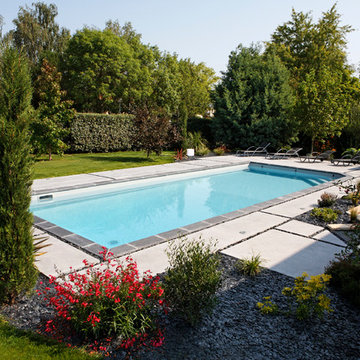 Plages de piscine en béton teinté