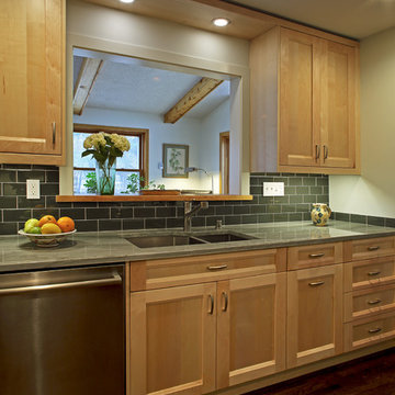 Open pass-thru to sunroom