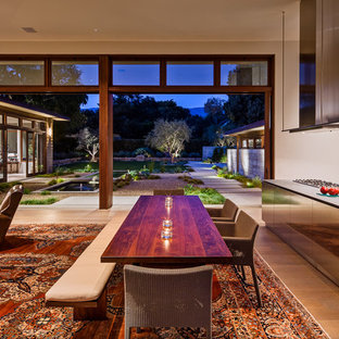 サンタバーバラのコンテンポラリースタイルのLDKの画像 (白い壁、無垢フローリング)