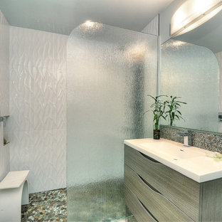 Esempio di una piccola stanza da bagno padronale minimalista con ante lisce, ante grigie, doccia a filo pavimento, piastrelle in gres porcellanato, pareti verdi, pavimento con piastrelle di ciottoli, lavabo a consolle, top in superficie solida, pavimento multicolore e doccia aperta