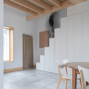 ナントの中サイズのコンテンポラリースタイルのLDKの画像 (白い壁、セラミックタイルの床、暖炉なし)