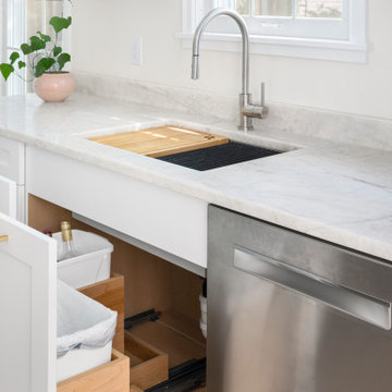 White and bright with Quartzite - Compact Kitchen