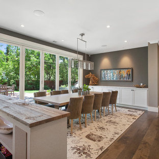 サンフランシスコの広いカントリー風 LDKの画像 (グレーの壁、無垢フローリング)