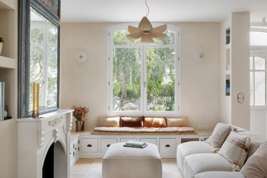 Cette image montre un salon beige et blanc traditionnel de taille moyenne et ouvert avec un mur beige, parquet clair, une cheminée standard, un manteau de cheminée en bois, aucun téléviseur et un sol beige.
