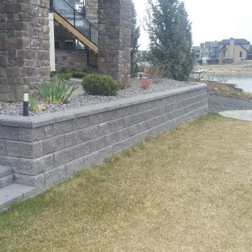 Retaining wall with circular patio