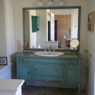 Landhausstil Badezimmer mit Waschtisch aus Holz Ideen, Design & Bilder