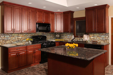 Example of a classic kitchen design in Tampa