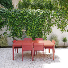 Photothèque : 23 tables de jardin égaient les extérieurs
