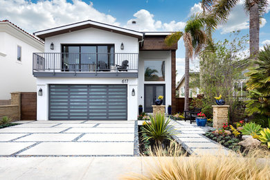 Beach style exterior home photo in Los Angeles