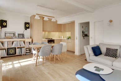 Inspiration pour une grande salle de séjour nordique ouverte avec une salle de musique, un mur blanc, parquet clair, une cheminée d'angle, un manteau de cheminée en pierre et un téléviseur indépendant.