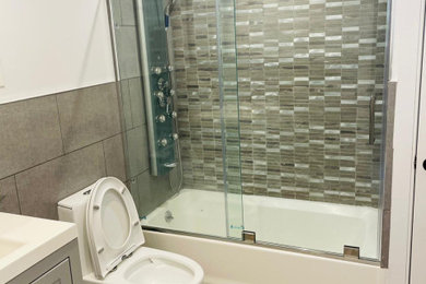 Bathroom - bathroom idea in New York